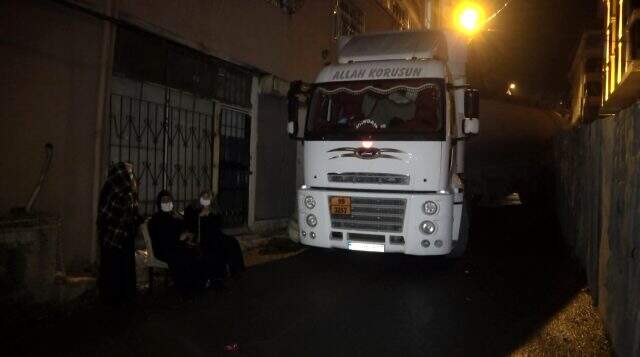 Abdurrahim Albayrak'ın annesinin yaşadığı binaya tanker çarptı Abdurrahim Albayrak'ın annesinin yaşadığı binaya tanker çarptı