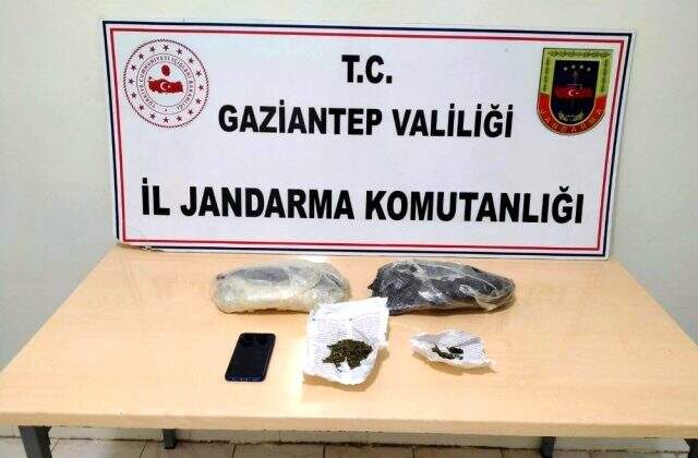Hamile görünümü verilmiş kadının karın kısmından uyuşturucu madde çıktı Hamile görünümü verilmiş kadının karın kısmından uyuşturucu madde çıktı