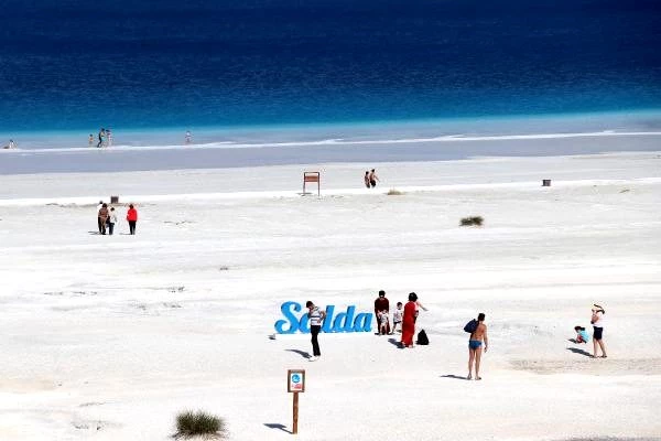 Salda Gölü'nün 'Beyaz Adalar'ı son ziyaretçilerini ağırlıyor
