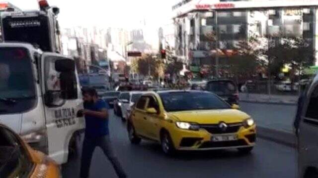 Taksici ile çekici şoförü arasındaki yol kavgası cep telefonu kamerasına yansıdı Taksici ile çekici şoförü arasındaki yol kavgası cep telefonu kamerasına yansıdı