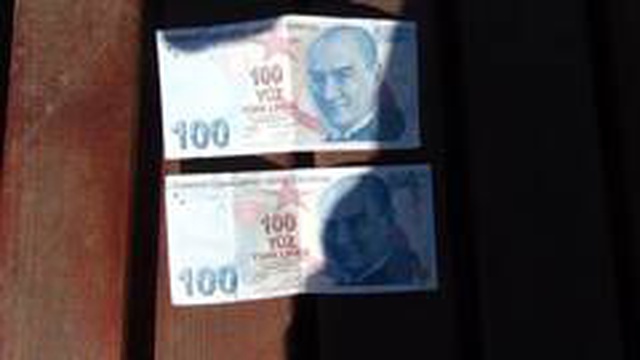 Bursalı genç, 100 TL'de 50 TL'nin baskısı olduğunu görünce hemen bankaya koştu Bursalı genç, 100 TL'de 50 TL'nin baskısı olduğunu görünce hemen bankaya koştu