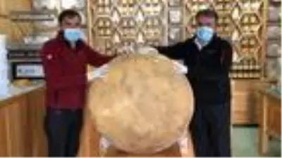 Kars'ta 2,5 ton sütten üretilen dev gravyer peyniri satışa çıktı