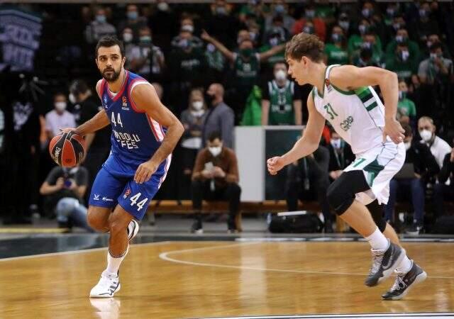 Efes'in deplasmanda Zalgiris'e yenildiği maçı 5 bin kişi tribünden izledi