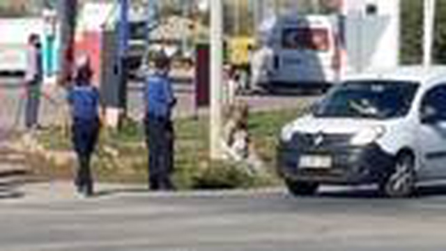 Seyir halindeki otomobilin yanmasıyla alevler içinde kalan adam, vatandaşların yardımıyla kurtarıldı Seyir halindeki otomobilin yanmasıyla alevler içinde kalan adam, vatandaşların yardımıyla kurtarıldı