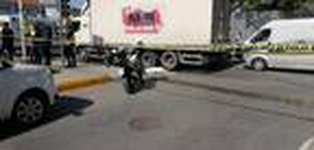Trafik ışıklarında cam silen çocuk kamyon altında kalarak öldü Trafik ışıklarında cam silen çocuk kamyon altında kalarak öldü
