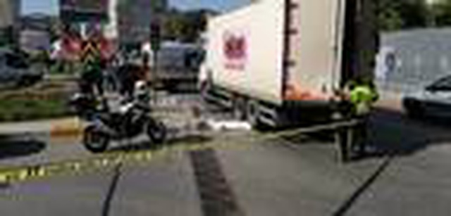 Trafik ışıklarında cam silen çocuk kamyon altında kalarak öldü Trafik ışıklarında cam silen çocuk kamyon altında kalarak öldü