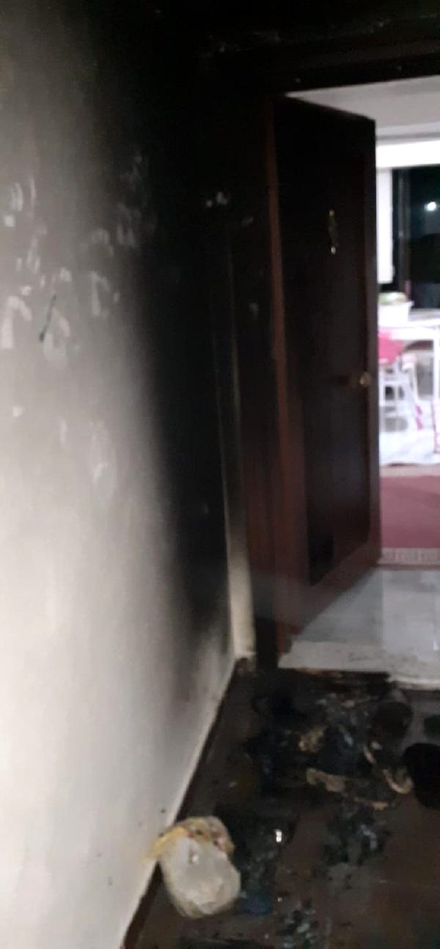 Esenyurt'ta bir şahıs, kapının önündeki ayakkabıları toplayıp ateşe verdi