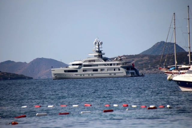 Görenler dönüp bir daha bakıyor! Yüzen saray Bodrum'a demir attı