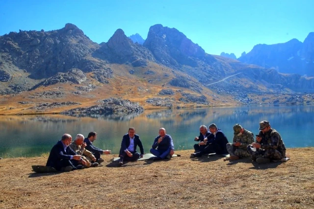 Bakan Soylu, bir dönem terör nedeniyle girilemeyen bölgede kahve ve semaver çayı içti Bakan Soylu, bir dönem terör nedeniyle girilemeyen bölgede kahve ve semaver çayı içti