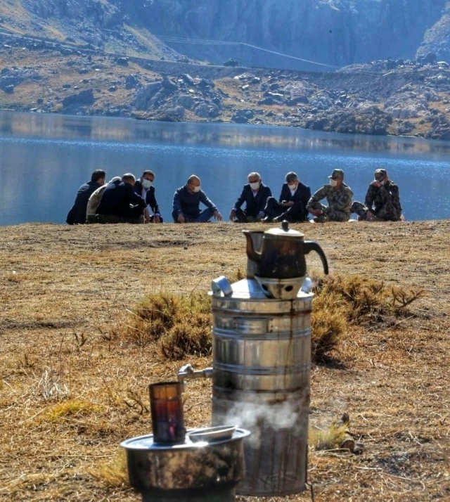 Bakan Soylu, bir dönem terör nedeniyle girilemeyen bölgede kahve ve semaver çayı içti