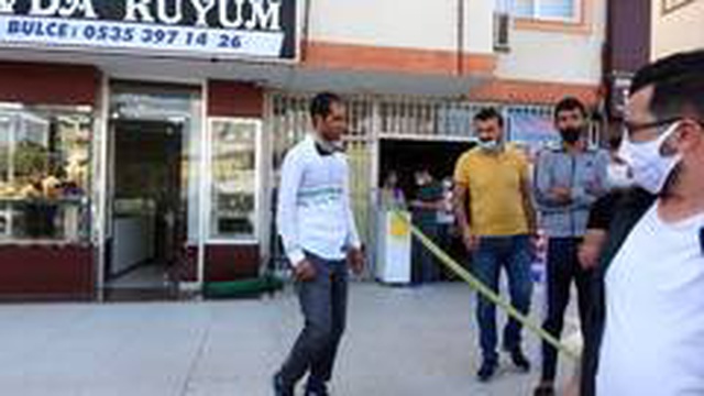 Polis kılığına giren soyguncu, girdiği kuyumcunun sahibini kelepçeleyip 1 kilo altın çaldı Polis kılığına giren soyguncu, girdiği kuyumcunun sahibini kelepçeleyip 1 kilo altın çaldı