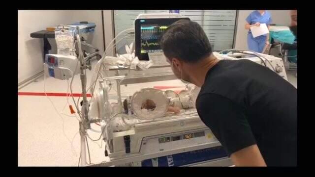Sinan Özen'in 8 aylık bebeği 7. kez ameliyata girdi! Ailenin bebeklerine vedası herkesi duygulandırdı