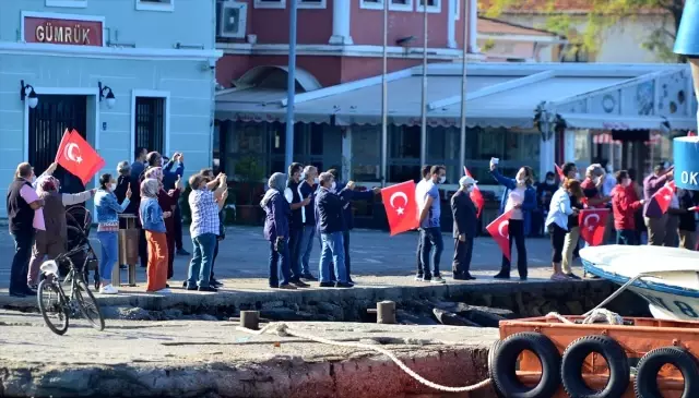 Kanuni sondaj gemisi Çanakkale Boğazı'ndan geçişinde bayraklara karşılandı