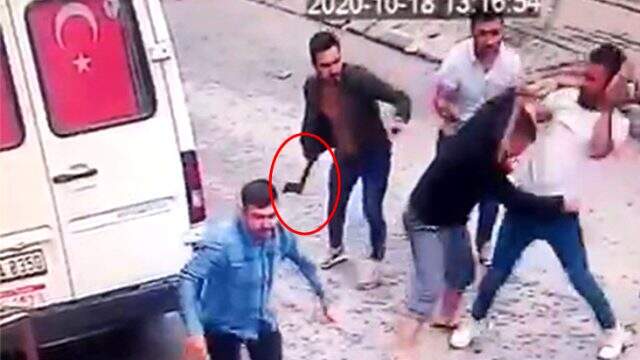 Karı-kocaya baltayla saldıran komşularının görüntüleri kameraya böyle yansıdı Karı-kocaya baltayla saldıran komşularının görüntüleri kameraya böyle yansıdı