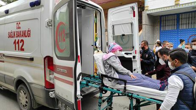 Komşuların 'park yeri' kavgası kanlı bitti: Karı-kocaya baltayla saldırdılar Komşuların 'park yeri' kavgası kanlı bitti: Karı-kocaya baltayla saldırdılar