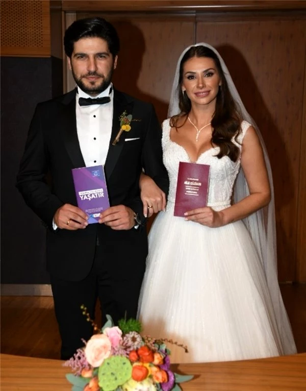 Oyuncu Begüm Birgören ile Mehmet Cemil evlendi