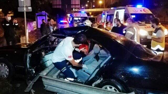Kartal'da, bariyere çarpan otomobildeki 2 kişinin ayakları koptu