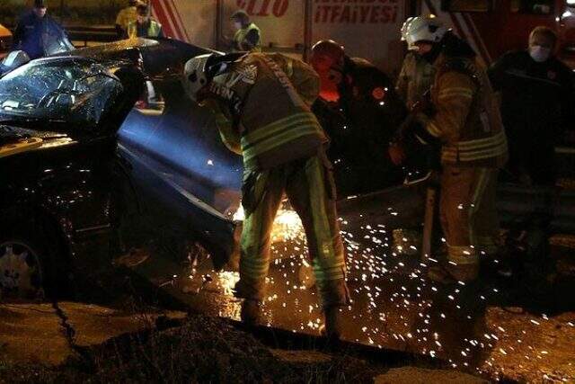 Kartal'da bariyere çarpan otomobildeki 2 kişinin ayakları koptu