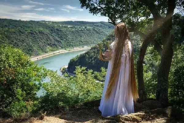 Gerçek 'Rapunzel' Almanya'da bulundu: 16 yaşından beri saçını uzatıyor