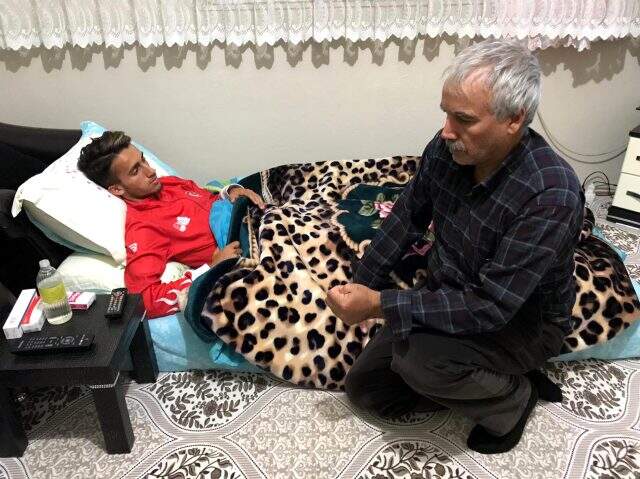 Karayolunda antrenman yapan milli atlet İbrahim Karateker'e otomobil çarptı Karayolunda antrenman yapan milli atlet İbrahim Karateker'e otomobil çarptı