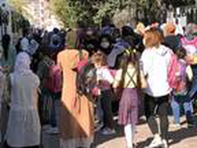 Okullar çevresinde endişelendiren veli yoğunluğu! Koronavirüs kuralları hiçe sayılıyor Okullar çevresinde endişelendiren veli yoğunluğu! Koronavirüs kuralları hiçe sayılıyor