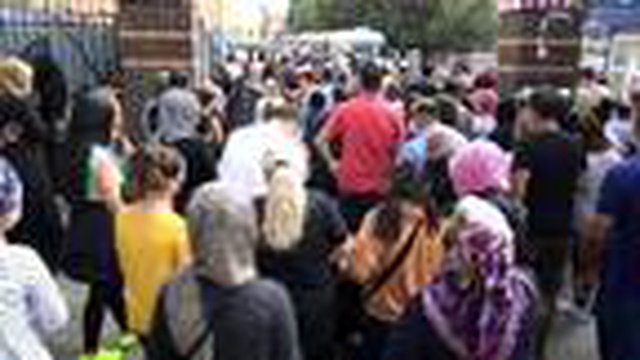 Okullar çevresinde endişelendiren veli yoğunluğu! Koronavirüs kuralları hiçe sayılıyor Okullar çevresinde endişelendiren veli yoğunluğu! Koronavirüs kuralları hiçe sayılıyor