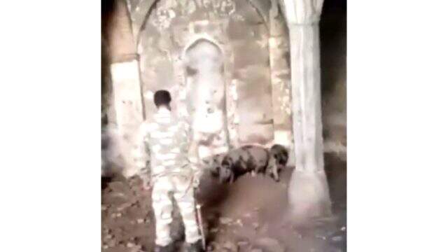 Azerbaycan askerleri Ermenilerin yaptığı alçaklığı gözler önüne serdi! Tarihi camiyi domuz ahırına çevirmişler Azerbaycan askerleri Ermenilerin yaptığı alçaklığı gözler önüne serdi! Tarihi camiyi domuz ahırına çevirmişler