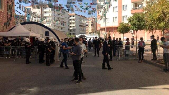 Diyarbakır'da, HDP'nin il ve ilçe binalarına polis operasyon! İlçe eş başkanları gözaltına alındı Diyarbakır'da, HDP'nin il ve ilçe binalarına polis operasyon! İlçe eş başkanları gözaltına alındı