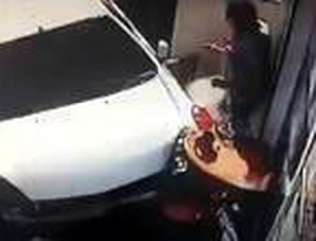 Kontrolden çıkan otomobilin altında kalmaktan kıl payı kurtulan adam: Azrail ile karşı karşıya geldim