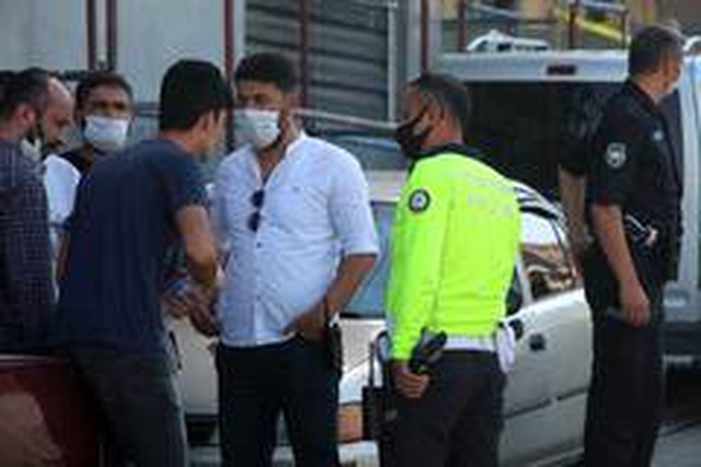 Bekçi, trafikte üzerine tüfekle yürüyen kişiyi vurarak durdurdu Bekçi, trafikte üzerine tüfekle yürüyen kişiyi vurarak durdurdu