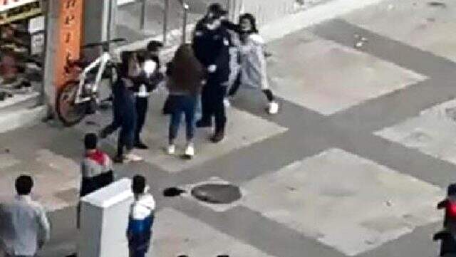 Daha önce aynı erkekle sevgili olan iki kız tekme tokat birbirine girdi! O anlar kamerada
