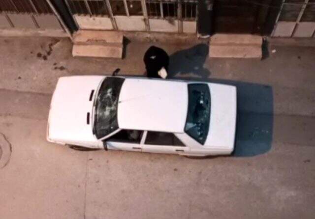 Kocasını başka bir kadının evinde yakalayan eş, mahalleyi ayağa kaldırdı