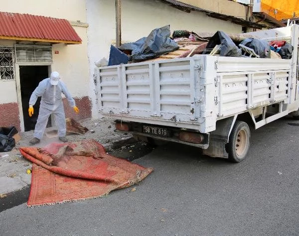 Evinden 2 kamyon çöp çıkan yaşlı kadının koronavirüs testi pozitif çıktı