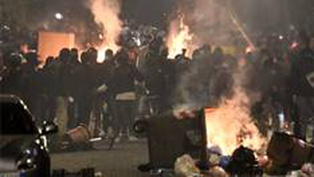 Napoli'de Covid-19 önlemlerini protesto eden grup polisle çatıştı