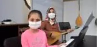 Küçük Azra, çok sevdiği Aşık Veysel'in eserlerini piyanoyla çalıyor