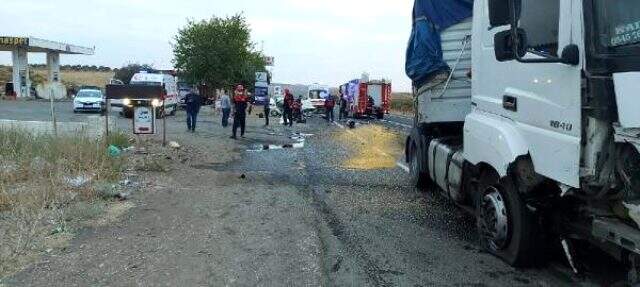 Şanlıurfa'da tır ile otomobil çarpıştı: 2 kişi öldü, 1 kişi yaralandı Şanlıurfa'da tır ile otomobil çarpıştı: 2 kişi öldü, 1 kişi yaralandı