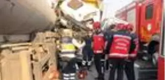 Altına girdiği tankere kamyonun çarpmasıyla öldü