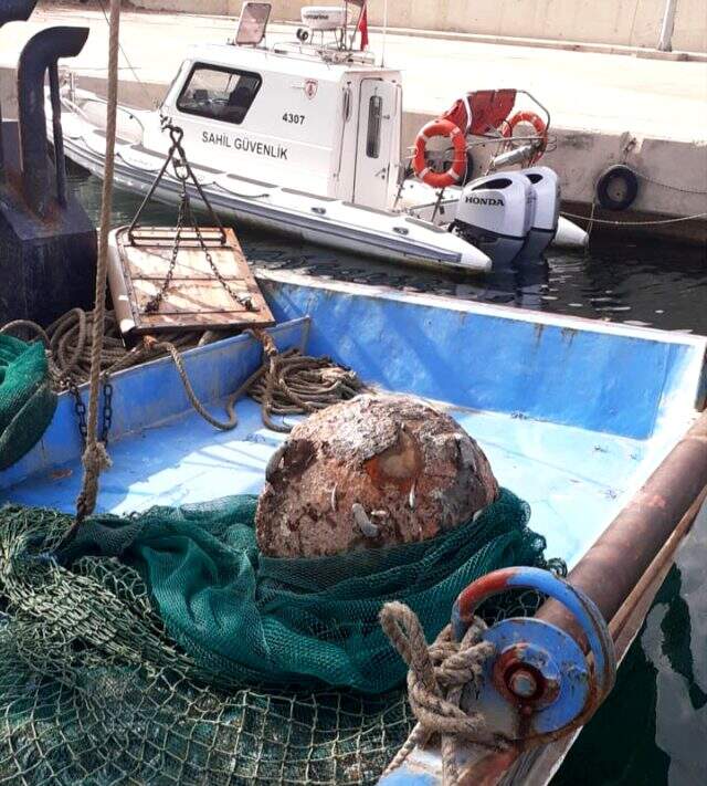 İstanbul Boğazı'nda büyük panik! Balıkçıların ağına Osmanlı döneminden kalma mayın takıldı İstanbul Boğazı'nda büyük panik! Balıkçıların ağına Osmanlı döneminden kalma mayın takıldı