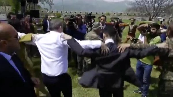 Paşinyan'ın hezimet sarhoşluğu! PKK yandaşları ile 'söz de zafer' kutlamasında halay çekti Paşinyan'ın hezimet sarhoşluğu! PKK yandaşları ile 'söz de zafer' kutlamasında halay çekti