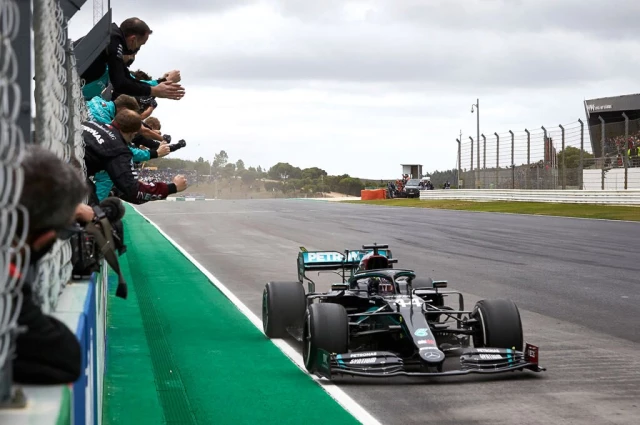 Mercedes-Benz ve Lewis Hamilton Portekiz'de peşpeşe rekor kırdı