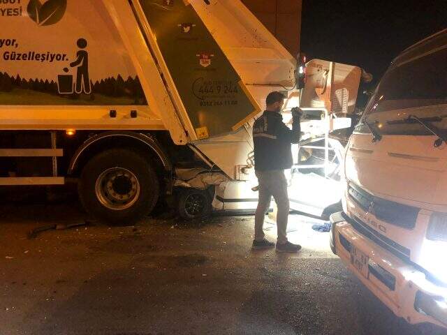 Ankara'da feci kaza! Otomobil duran çöp kamyonunun altına girdi Ankara'da feci kaza! Otomobil duran çöp kamyonunun altına girdi