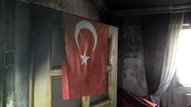 Bir kişinin hayatını kaybetti yangında ev küle dönerken, duvarda asılı olan Türk bayrağı zarar görmedi Bir kişinin hayatını kaybetti yangında ev küle dönerken, duvarda asılı olan Türk bayrağı zarar görmedi