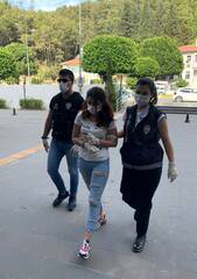 Gözaltına alınan kadının iç çamaşırından uyuşturucu ve hassas terazi çıktı Gözaltına alınan kadının iç çamaşırından uyuşturucu ve hassas terazi çıktı