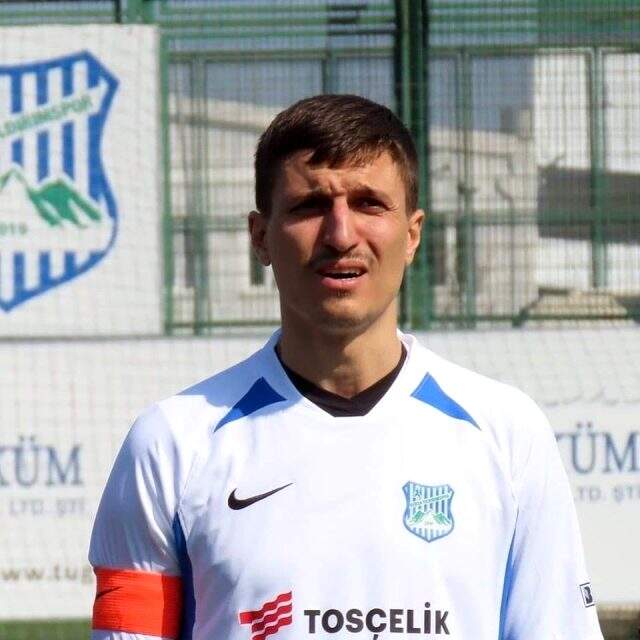 Oğlunu boğduğu iddiasıyla tutuklanan eski Süper Lig oyuncusu Cevher Toktaş ilk duruşmada savunma yapmadı Oğlunu boğduğu iddiasıyla tutuklanan eski Süper Lig oyuncusu Cevher Toktaş ilk duruşmada savunma yapmadı