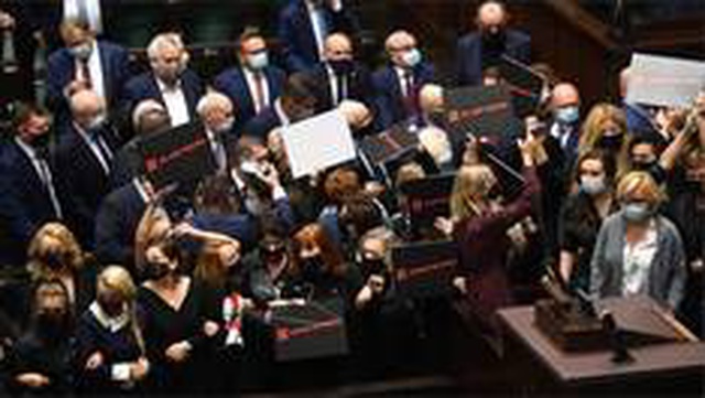 Polonya'da kürtaj yasağını protesto eden kadınlar 'grevde'