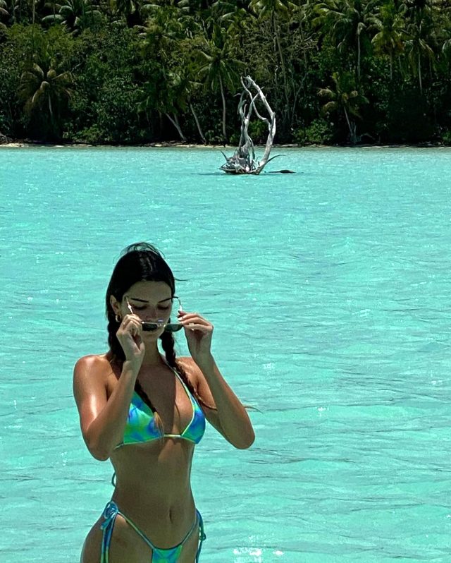 ABD'li model Kendall Jenner, bikinili pozlarını paylaştı