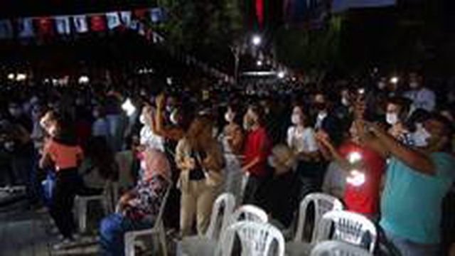Şarkıcı Murat Dalkılıç'ın konserinde korona tedbirleri unutuldu