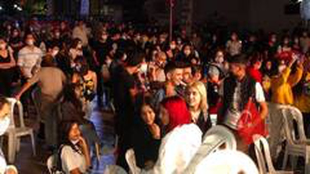 Şarkıcı Murat Dalkılıç'ın konserinde korona tedbirleri unutuldu