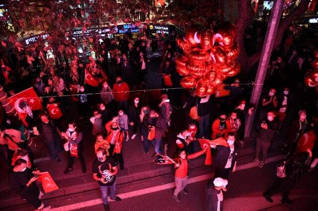 İstanbul'da vatandaşlar 19.23'te hep bir ağızdan İstiklal Marşı'nı okudu