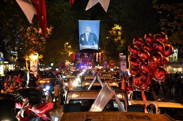 İstanbul'da vatandaşlar 19.23'te hep bir ağızdan İstiklal Marşı'nı okudu
